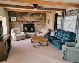 Classic farmhouse on 20 acres, no cleaning fee! - Roswell - Living room