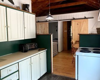 Rebecca's Waterfront Cottage Westport Ontario - Westport - Kitchen