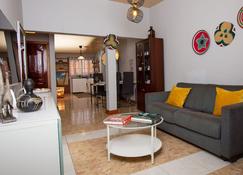 Charming 2-Bed House in Tema - Tema - Living room