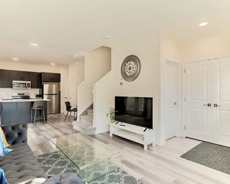 Comfortable entire townhouse in downtown Edmonton. - Edmonton - Living room
