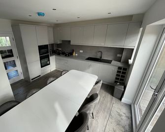 Brand New High Spec House with parking Wi-Fi (B) by HAFH - 紐卡斯爾在萊姆 - 廚房