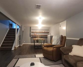 Charming 3-bedroom house in Newton Falls with WiFi and AC - Newton Falls - Living room