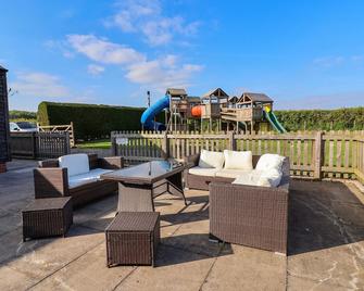 The Old Nursery, Family Friendly, With A Garden In Bangor-On-Dee - Malpas - Patio