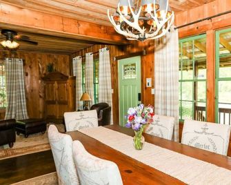Hillside Hideaway by Buffalo Mountain Getaway - Meadows of Dan - Comedor