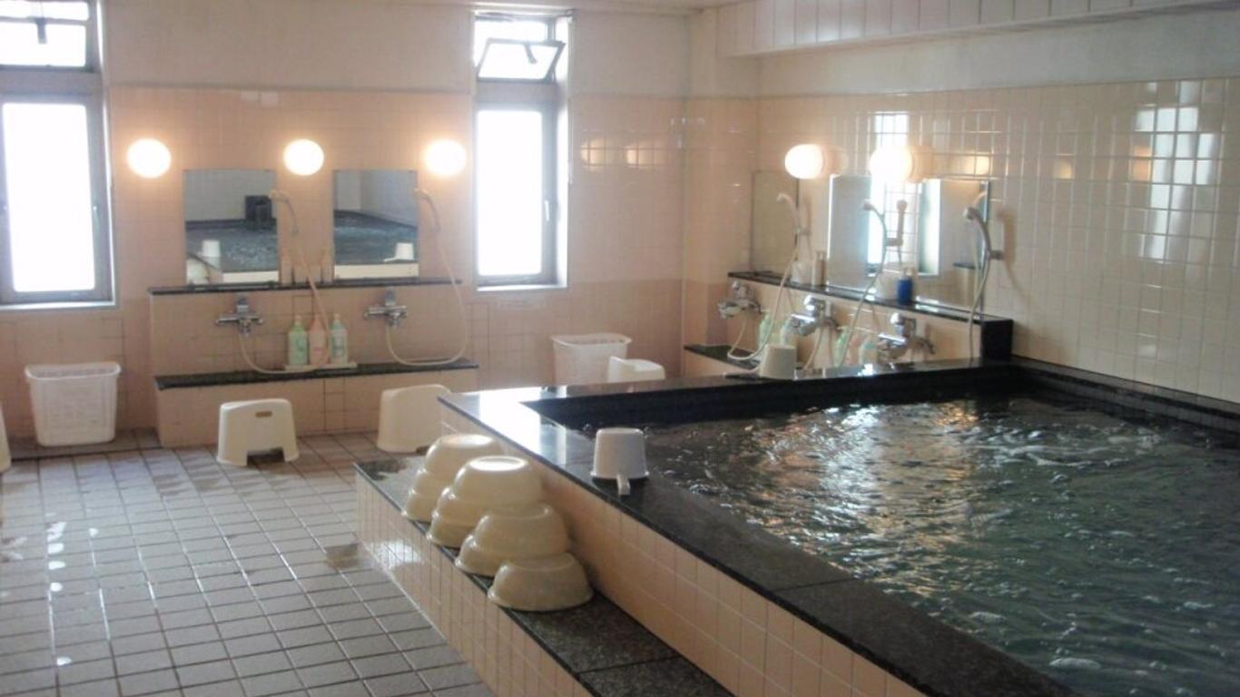 Capsule Hotel Kobe Sannomiya - Caters to men