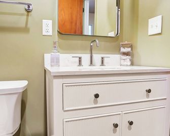 Retro Refuge On Woodstock Dr - Van Wert - Baño