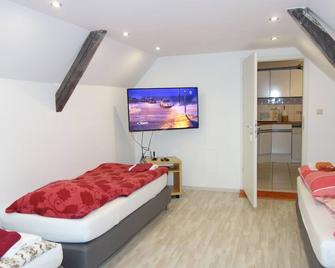 Tolstov-Hotels Large 3 Room Apartment with Garden - Meerbusch - Schlafzimmer