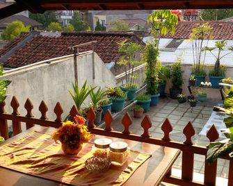 Minimalist House City View with Gazebo - Bandung - Balcony