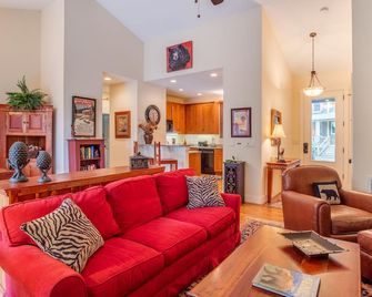 Fabulous Bear Lake Reserve Cottage - Pet Friendly! - Tuckasegee - Living room