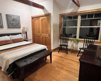 Picturesque Lake House with 6 bedroom, 4 bath in Granby CT. - Granby - Bedroom