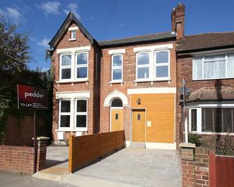 Luxury 5 Star London Apartment - Parking, Garden, nr Greater London Metro Stations - London - Building