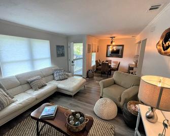 St Augustine Beach Condo 3/5 Min Walk Beach/Cafes - Saint Augustine Beach - Living room