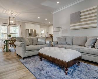 Lay Lake Cabin @ Piney Point on Peckerwood Creek! - Sylacauga - Living room