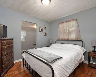 Mellow Yellow House - Springfield - Bedroom