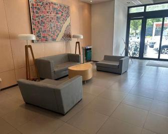 Hanting Express Hotel Changzhou Railway Station North Square - Changzhou - Living room