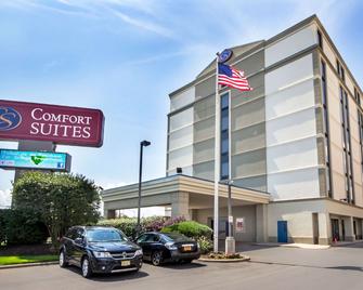Comfort Suites at Woodbridge - Avenel - Building
