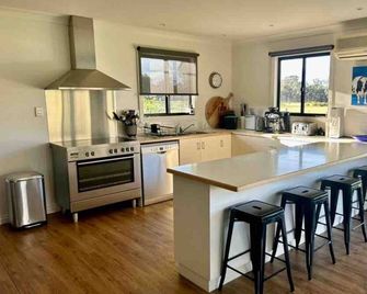 Farm Getaway near Nagambie with pool perfect for families or large groups! - Murchison - Cocina