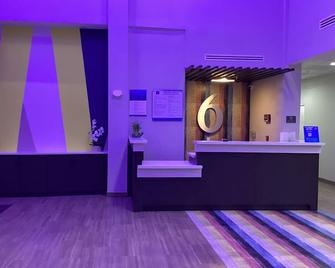 Studio 6 Dallas Tx - Fair Park - Dallas - Front desk
