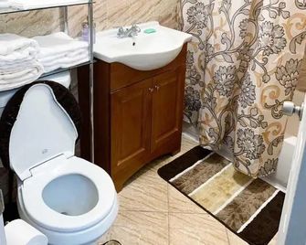 Rochester's Place - Brooklyn - Bathroom