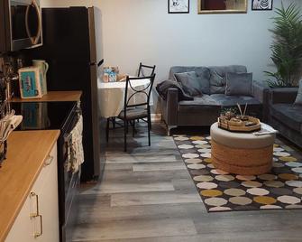 1 bedroom basement apartment w/ washer, Wifi, heating - Columbia - Living room