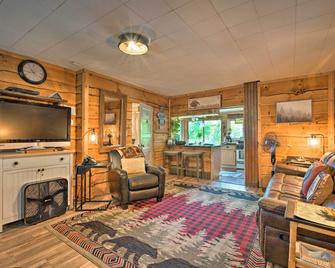 Adirondack Mountains Cottage Near Gore Mountain! - Warrensburg - Sala de estar
