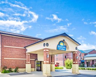Days Inn & Suites by Wyndham Jeffersonville IN - Jeffersonville - Building