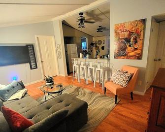 Sunset Lake Get-a-Way - Powhatan - Living room