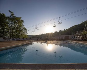 Ski/MTB/Golf Condo (#131) - Slope side | Slope & Resort valley views | Vaulted ceilings! - Basye - Piscina