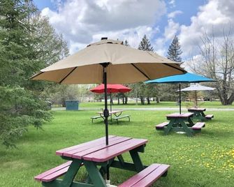 Hilltop Lodge Two Double - Room 106 - International Falls - Patio