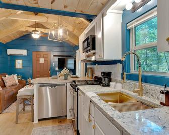 Pops Cabin | Lookout Mountain | Luxury Tiny Home - Chattanooga - Kitchen