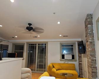 Charming 2-bedroom bed & breakfast in amazing Washington with WiFi, fitness room - וושינגטון די.סי - סלון