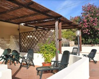 Hotel Nido D'aquila - La Maddalena - Innenhof