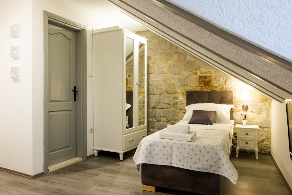 XIV Century Rooms - קשטל נובי - חדר שינה