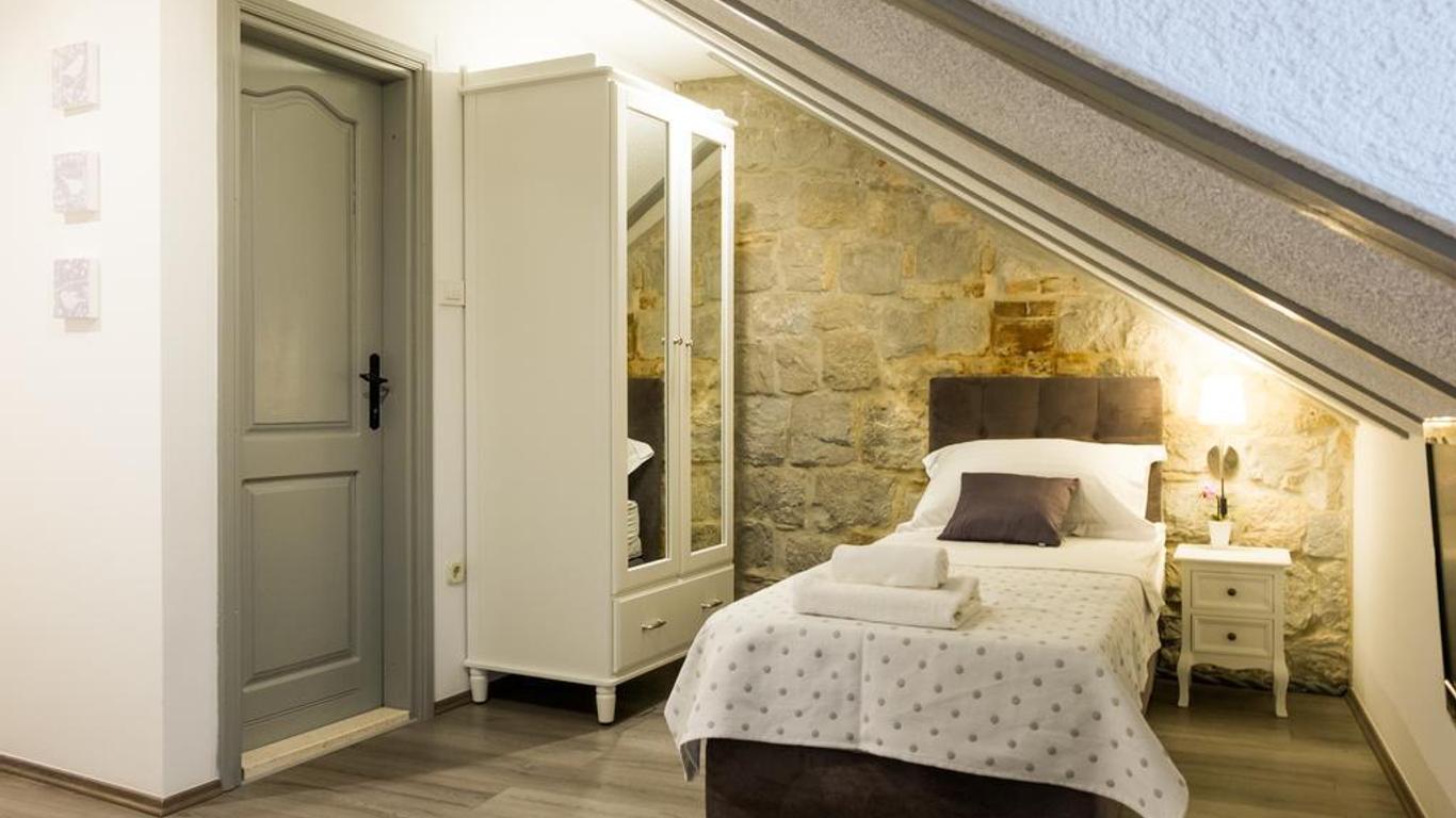 XIV Century Rooms