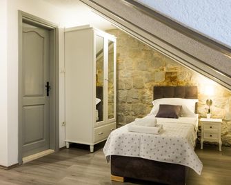 XIV Century Rooms - קשטל נובי - חדר שינה