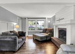 Private/spacious home w/backyard near Grand Park - Westfield - Living room