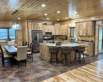 Buffalo Run. 4 Bedroom/4 Bath Home located on the Golf Course at Devil's Tower. - Hulett - Cocina