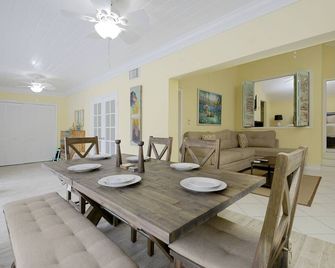 Ma's Hideaway paradise - Nassau - Dining room