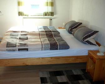 Moderne 60qm Ferienwohnung mit Gartenlaube - Steinwiesen - Habitación