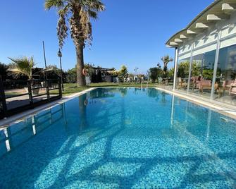 Rooms Smart Luxury Hotel & Beach - Cesme - Kolam