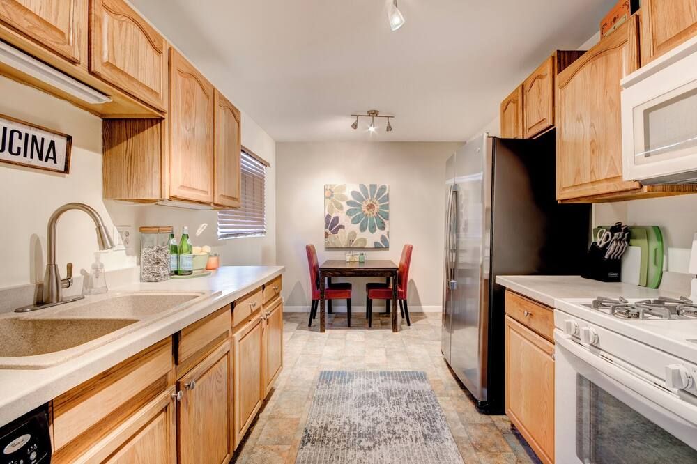 Cozy 2bd 2ba near Nob Hill home Garage Parking - אלבקורקי - מטבח