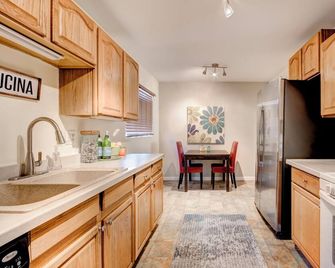 Cozy 2bd 2ba near Nob Hill home Garage Parking - 앨버커키 - 주방