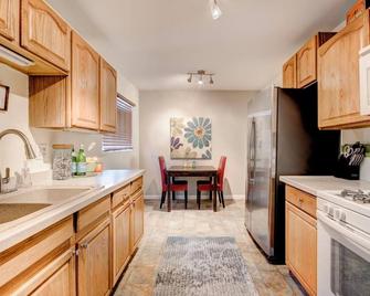 Cozy 2bd 2ba near Nob Hill home Garage Parking - ألبوكيركي - مطبخ