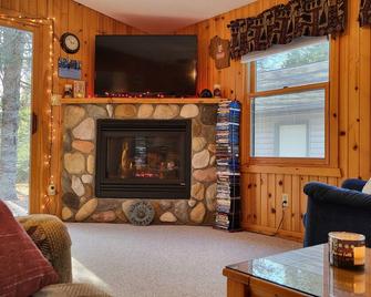 Cozy cabin outside of Land 'O Lakes -on snowmobile/UTV trail near Cisco Chain - Watersmeet