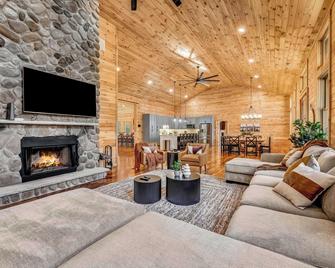 Grand Timber by Avantstay Indoor Pool, Sauna, Sports Court, Game Room, & More! - White Haven - Obývací pokoj