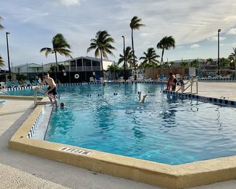 Open Water View from porch , golf cart, dock, bikes, kayaks, trailer parking - 쿠조키 - 수영장