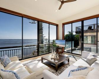 Wailupe Seaside Haven: Beachfront Luxury Home w/ Pool & in City Proximity - Honolulu