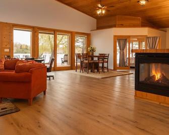 Newly Remodeled Home On Cedar Lake With 8-Person Hot Tub & Private Beach Area - Nashua - Living room