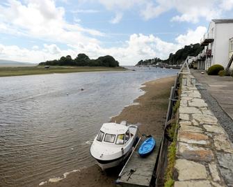 Modern home with spectacular sea / estuary and mountain views - Porthmadog - Beach