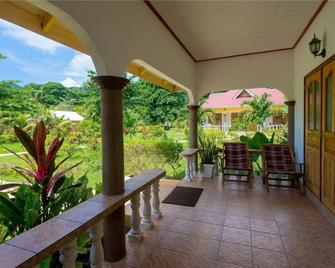 Zerof Self Catering Apartments - La Digue Island - Balcó